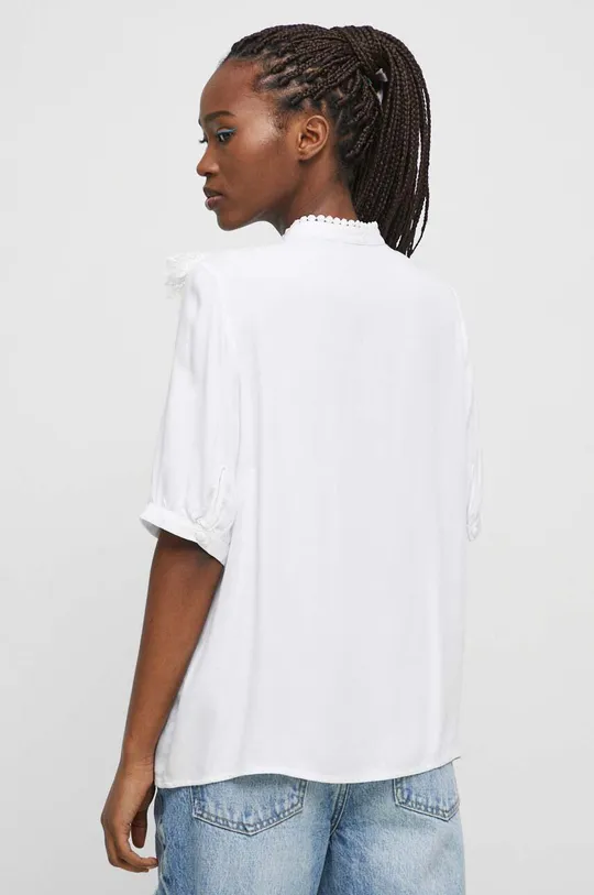 Bluzka damska z koronkowymi wstawkami kolor biały 100 % Wiskoza