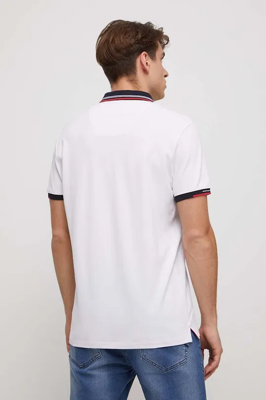 Polo bawełniane męskie gładkie z domieszką elastanu kolor biały <p>T-shirt w kolorze białym: 98 % Bawełna, 2 % Elastan T-shirt w kolorze granatowym: 60 % Bawełna, 40 % Poliester</p>
