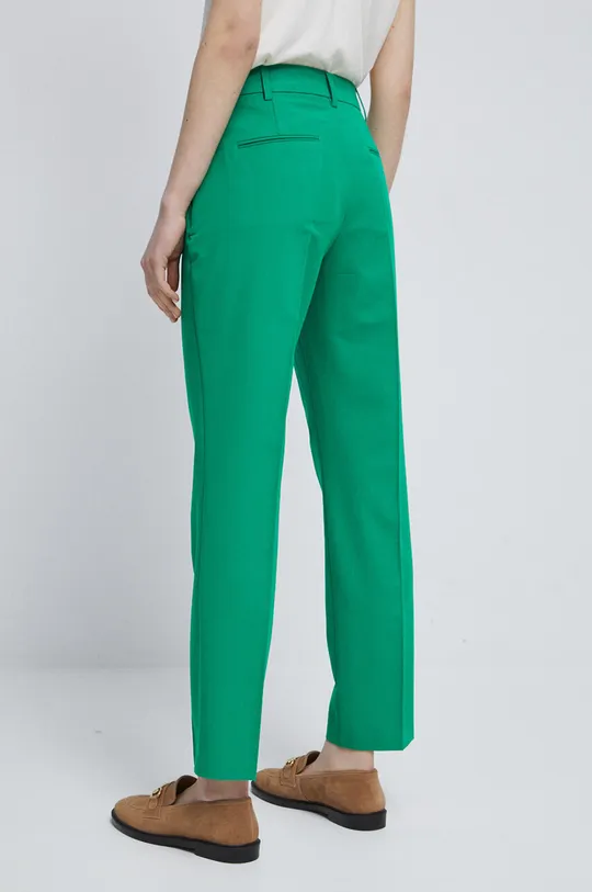 Nohavice dámske zelená farba <p> Základná látka: 74 % Polyester, 21 % Viskóza, 5 % Elastan Podšívka: 100 % Polyester</p>