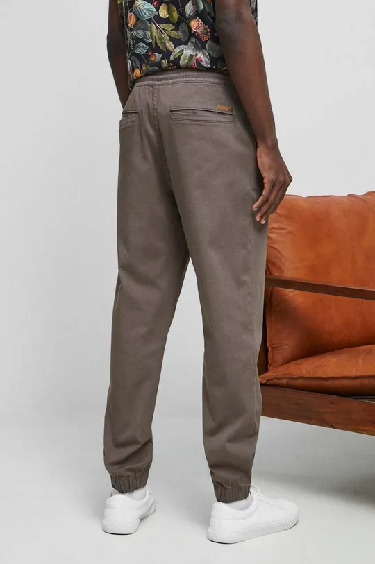 Spodnie męskie gładkie kolor brązowy Materiał zasadniczy: 98 % Bawełna, 2 % Elastan, Podszewka: 100 % Bawełna