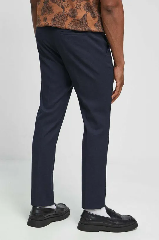 Kalhoty pánské tmavomodrá barva <p> Hlavní materiál: 80 % Polyester, 20 % Viskóza Podšívka: 100 % Polyester</p>