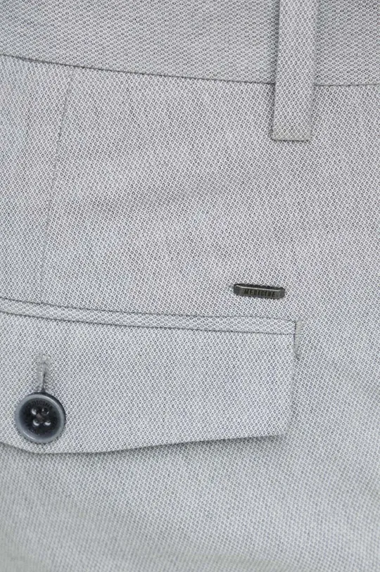 Kalhoty pánské šedá barva  Hlavní materiál: 99 % Bavlna, 1 % Elastan Podšívka: 80 % Polyester, 20 % Bavlna