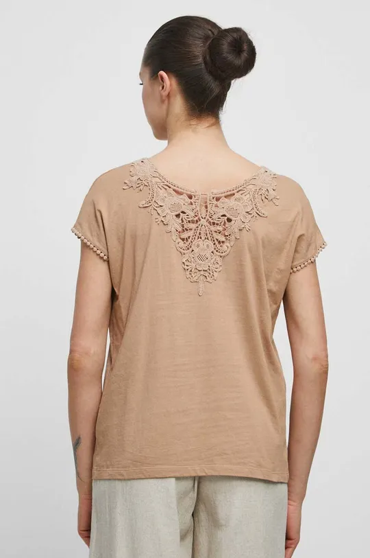 T-shirt bawełniany damski z ozdobną aplikacją z koronki kolor beżowy 100 % Bawełna