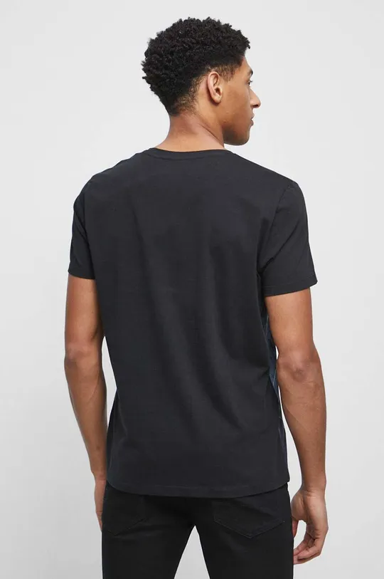 Tričko černá barva  Hlavní materiál: 100 % Bavlna Jiné materiály: 100 % Polyester