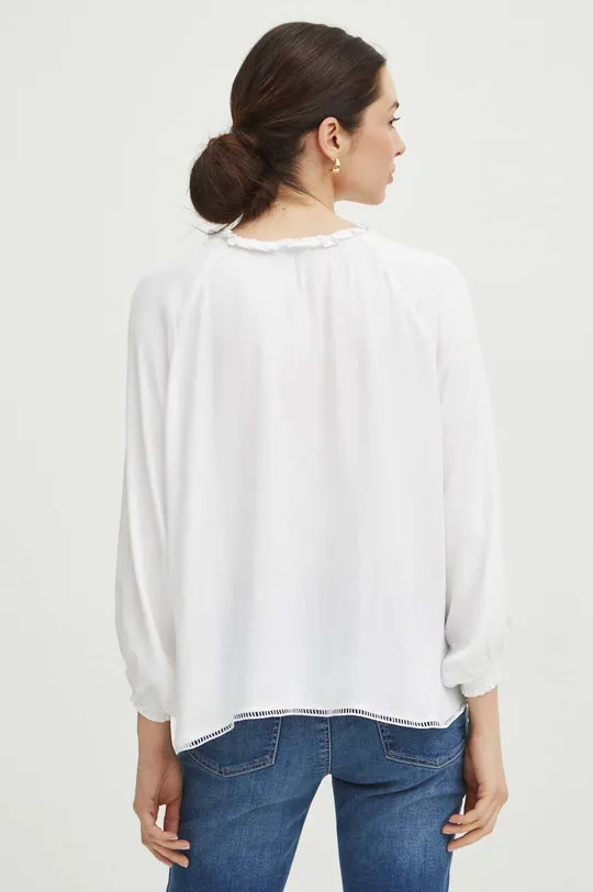 biały Bluzka damska z asymetrycznym dołem kolor biały