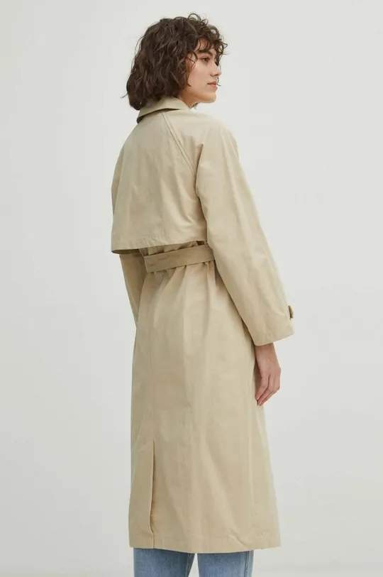 Trench kabát dámský jednobarevné béžová barva <p>Hlavní materiál: 47 % Polyester, 42 % Bavlna, 11 % Nylon Podšívka: 100 % Polyester</p>