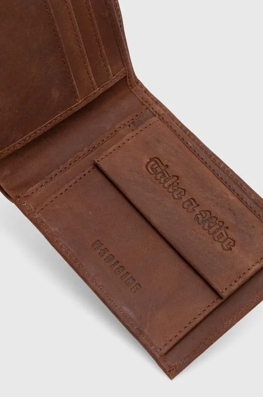 Peňaženka pánsky hnedá farba Hlavný materiál: 100 % Prírodná koža Podšívka: 70 % Polyester, 30 % Bavlna