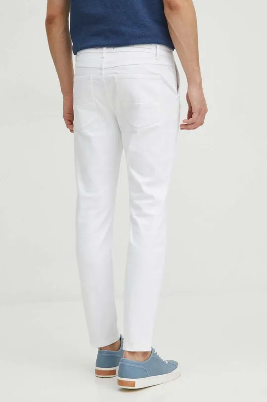 Jeansy męskie tapered kolor biały Materiał główny: 99 % Bawełna, 1 % Elastan Podszewka: 100 % Bawełna Materiał dodatkowy: 100 % Bawełna