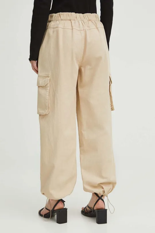 Bavlněné kalhoty dámské jogger s kapsami cargo béžová barva 100 % Bavlna