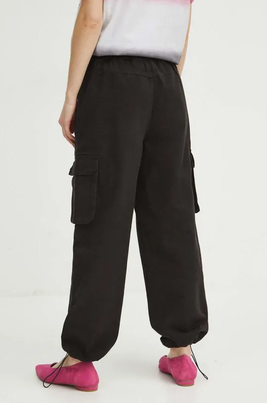 Bavlnené nohavice dámske jogger s vreckami cargo čierna farba <p>100 % Bavlna</p>