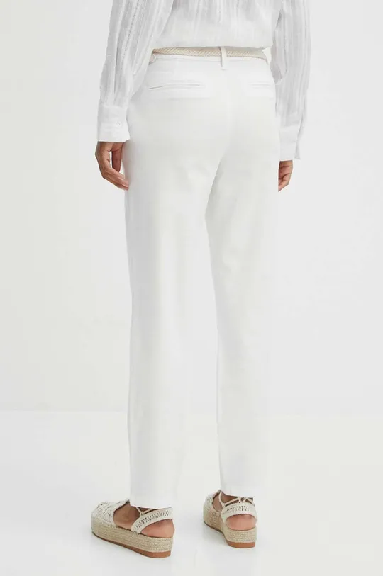 Nohavice dámske chino hladké biela farba <p>Hlavný materiál: 98 % Bavlna, 2 % Elastan Doplnkový materiál: 100 % Bavlna</p>