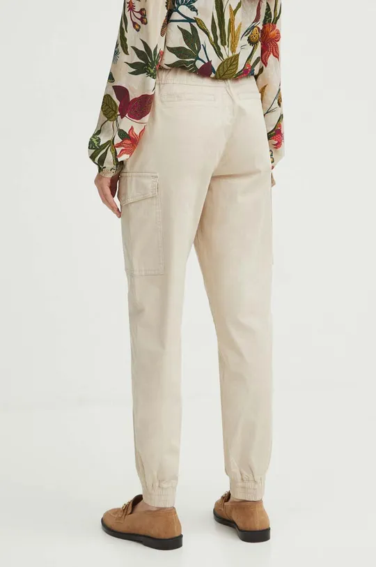 Kalhoty dámské s kapsami cargo béžová barva <p>Hlavní materiál: 58 % Lyocell, 40 % Bavlna, 2 % Elastan Podšívka: 100 % Bavlna</p>