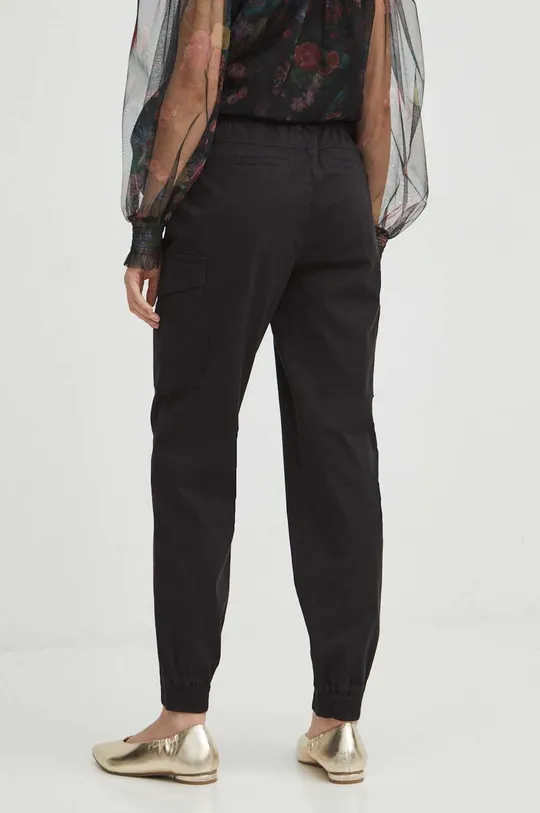 Spodnie damskie z kieszeniami cargo kolor czarny Materiał główny: 58 % Lyocell, 40 % Bawełna, 2 % Elastan Podszewka: 100 % Bawełna
