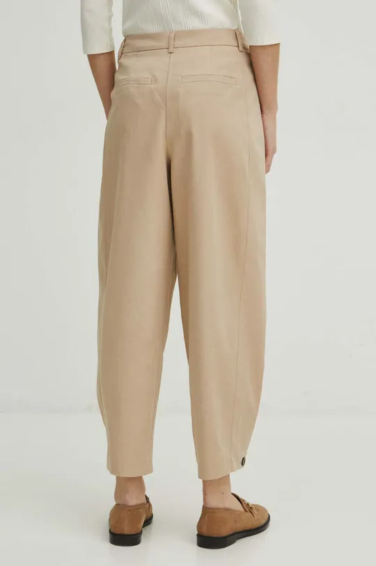 Kalhoty dámské jednobarevné béžová barva <p>Hlavní materiál: 61 % Bavlna, 36 % Polyester, 3 % Elastan Doplňkový materiál: 100 % Polyester</p>
