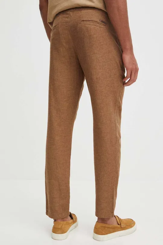 Plátěné kalhoty pánské tapered hnědá barva <p>Hlavní materiál: 54 % Len, 46 % Bavlna Podšívka: 100 % Bavlna</p>
