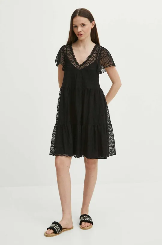 Sukienka mini z koronkowego materiału kolor czarny czarny