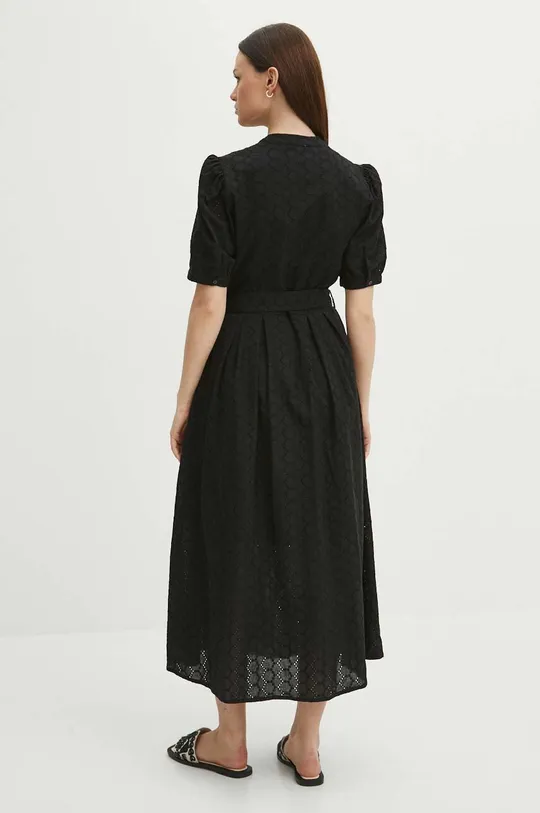 Bavlnené šaty dámske midi s ozdobnou výšivkou čierna farba <p>Hlavný materiál: 100 % Bavlna Podšívka: 100 % Bavlna</p>