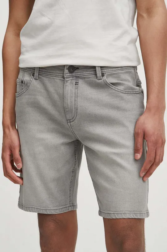 Rifľové krátke nohavice pánske sepraný denim šedá farba <p>Hlavný materiál: 99 % Bavlna, 1 % Elastan Podšívka: 100 % Bavlna</p>