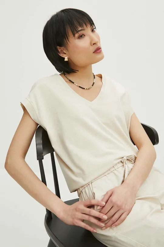 beżowy T-shirt bawełniany damski z efektem sprania kolor beżowy Damski
