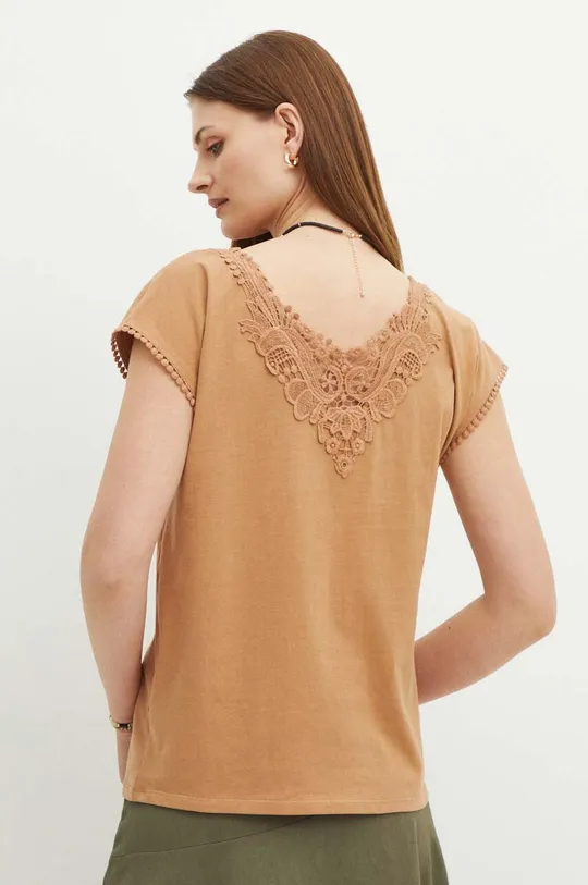 beżowy T-shirt bawełniany damski z ozdobną aplikacją kolor beżowy Damski
