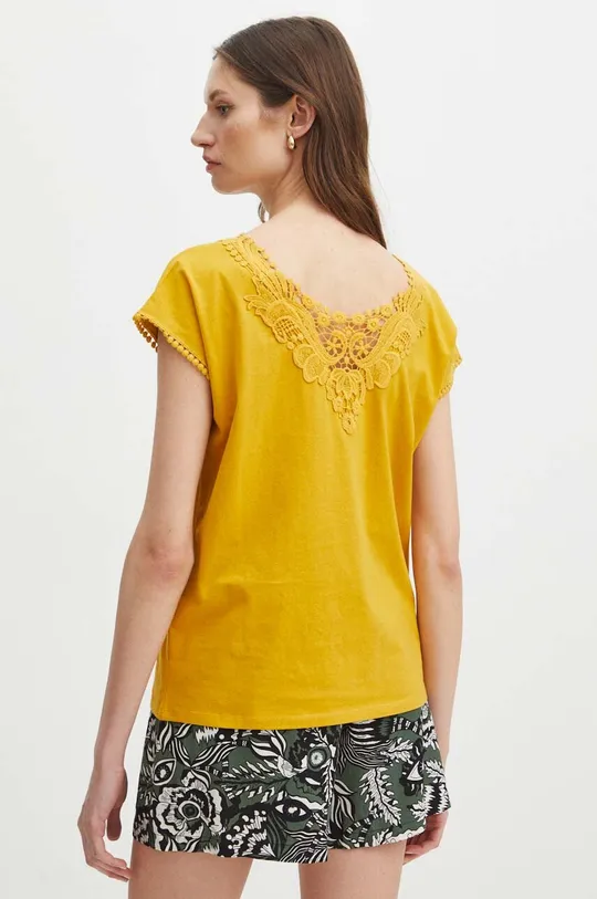 żółty T-shirt bawełniany damski z ozdobną aplikacją kolor żółty