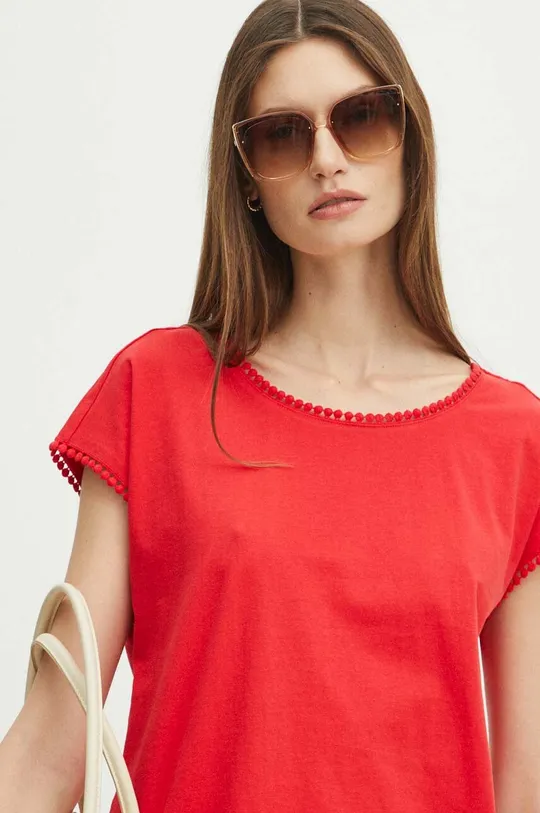 czerwony T-shirt bawełniany damski z ozdobną aplikacją kolor czerwony