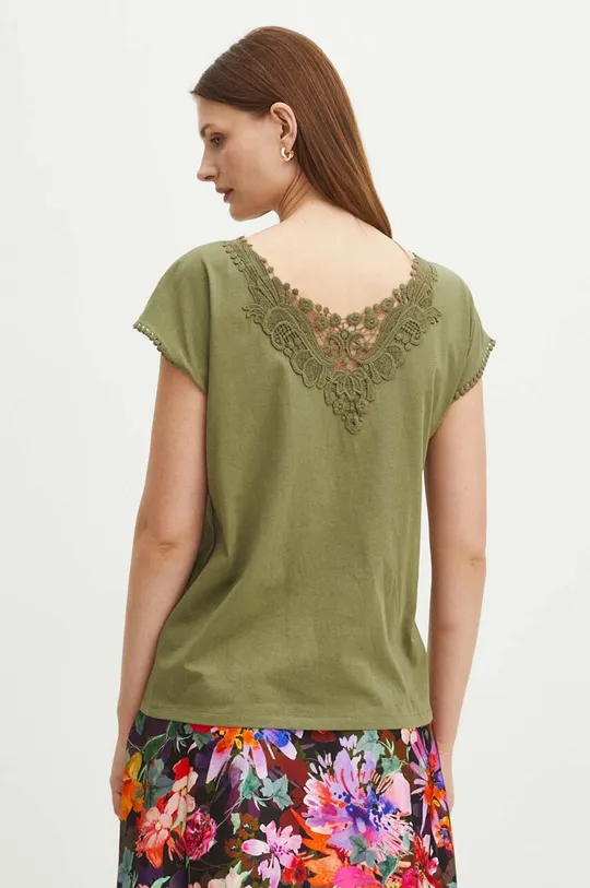 zielony T-shirt bawełniany damski z ozdobną aplikacją kolor zielony