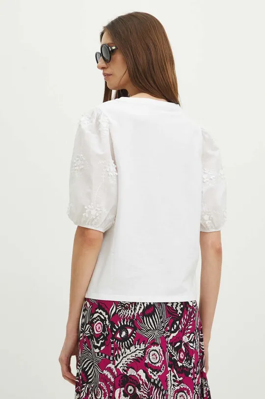 T-shirt bawełniany damski z domieszką elastanu z aplikacją kolor biały Materiał główny: 95 % Bawełna, 5 % Elastan, Materiał dodatkowy: 100 % Bawełna