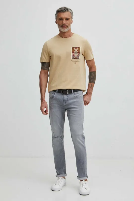 T-shirt bawełniany męski z ozdobną aplikacją kolor beżowy beżowy