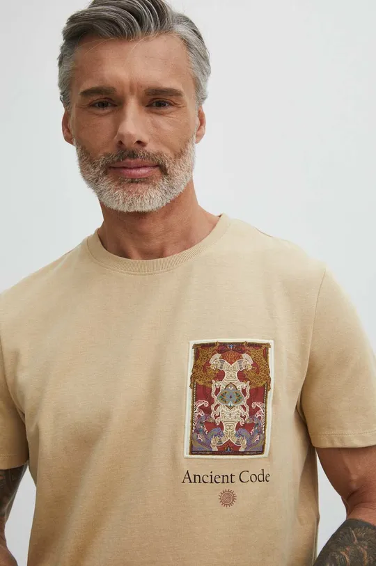 beżowy T-shirt bawełniany męski z ozdobną aplikacją kolor beżowy