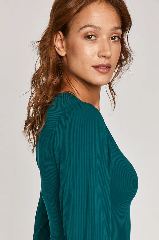 turkusowy T-shirt damski ze spiczastym dekoltem zielony