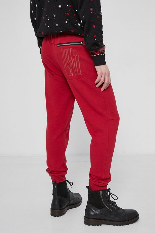 Spodnie dresowe męskie z nadrukiem czerwone Materiał zasadniczy: 100 % Bawełna, Ściągacz: 98 % Bawełna, 2 % Elastan
