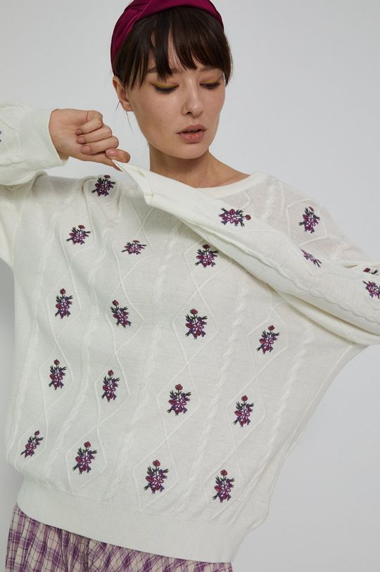 Sweter damski z haftem kremowy kremowy