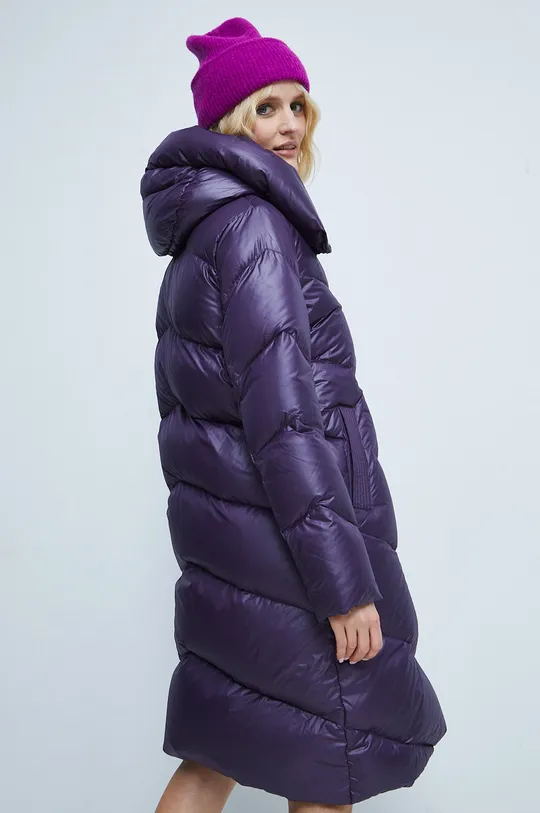 Péřový kabát zateplený fialová barva <p> Hlavní materiál: 100% Polyester Podšívka: 100% Polyester Výplň: 90% Chmýří, 10% Peří</p>