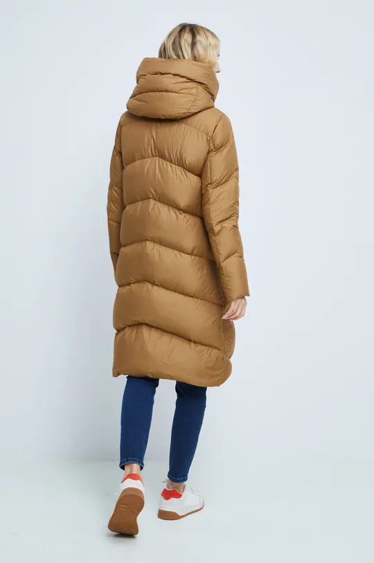Péřový kabát zateplený béžová barva <p> Hlavní materiál: 100% Polyester Podšívka: 100% Polyester Výplň: 90% Chmýří, 10% Peří</p>