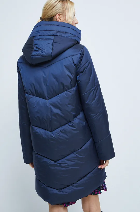 Kabát dámský zateplený tmavomodrá barva <p> Hlavní materiál: 100% Polyester Podšívka: 100% Polyester Výplň: 100% Polyester</p>