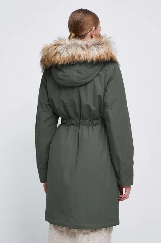 Kabát dámský zateplený zelená barva <p> Hlavní materiál: 65% Bavlna, 35% Polyamid Podšívka: 100% Polyester Výplň: 100% Polyester</p>
