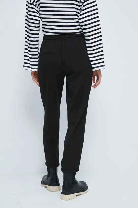 Nohavice dámske s vysokým pásom čierna farba <p>65% Polyester, 33% Viskóza, 2% Elastan</p>