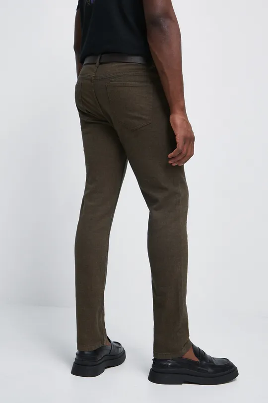 Kalhoty pánské slim fit hnědá barva  Hlavní materiál: 98% Bavlna, 2% Elastan Podšívka: 100% Bavlna