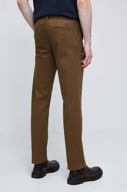 Spodnie męskie regular kolor brązowy  Materiał zasadniczy: 98 % Bawełna, 2 % Elastan Podszewka 1: 65 % Poliester, 35 % Bawełna Podszewka 2: 100 % Bawełna