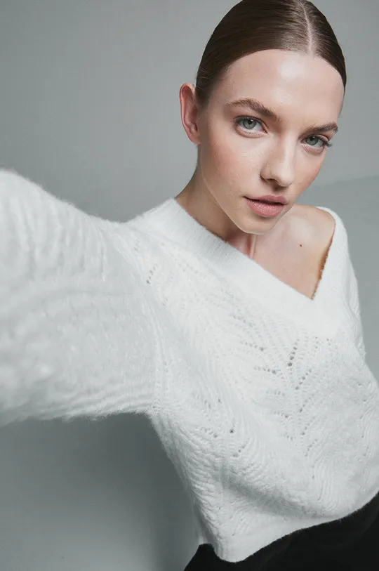 beżowy Sweter damski z efektownym splotem kolor beżowy Damski