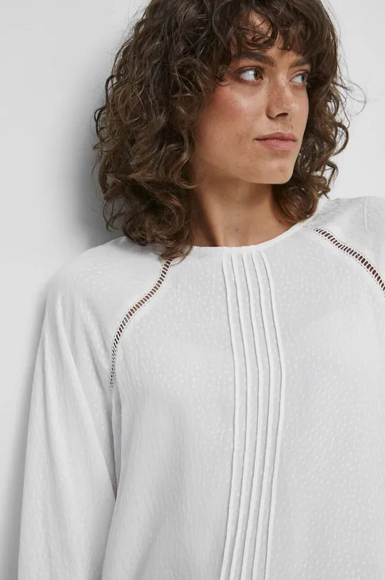 biały Bluzka damska ze wzorem strukturalnym kolor biały