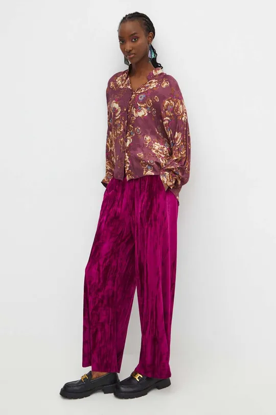 Košile s příměsí hedvábí dámská se vzorem fialová barva fialová