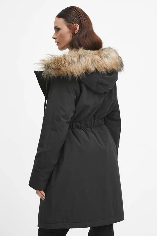 Kabát dámský zateplený jednobarevný černá barva <p>Hlavní materiál: 65 % Bavlna, 35 % Polyamid Podšívka: 100 % Polyester Výplň: 100 % Polyester Podšívka rukávů: 100 % Polyester</p>