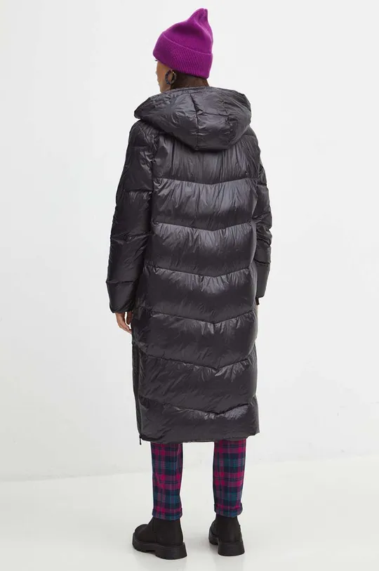 Péřový kabát dámský prošívaný černá barva <p>Hlavní materiál: 100 % Polyamid Podšívka: 100 % Polyester Výplň: 80 % Chmýří, 20 % Peří Doplňkový materiál: 100 % Bavlna</p>