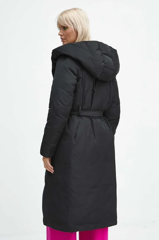 Kabát dámský zateplený černá barva <p>Hlavní materiál: 100 % Polyester Podšívka: 100 % Polyester Výplň: 100 % Polyester</p>