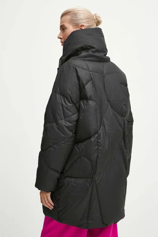 Péřová bunda dámská prošívaná černá barva <p>Hlavní materiál: 100 % Polyester Podšívka: 100 % Polyester Výplň: 90 % Chmýří, 10 % Peří</p>
