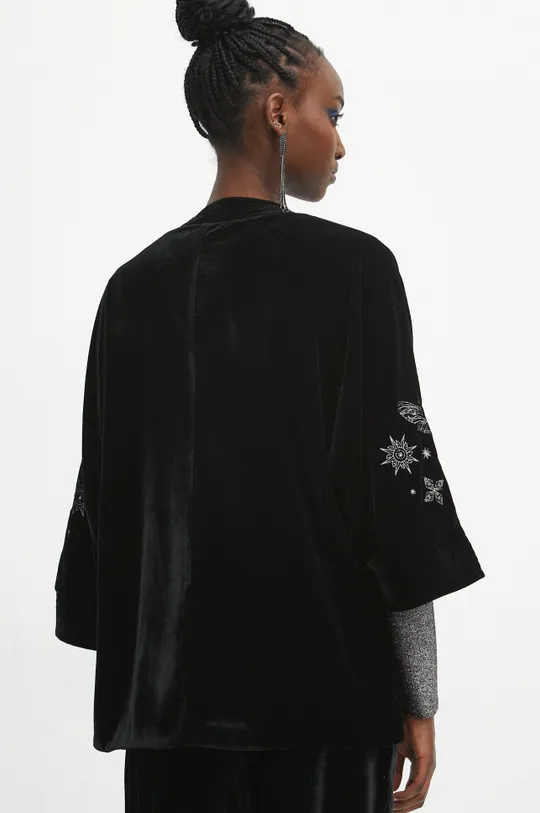 Kimono damskie z ozdobnym haftem kolor czarny Materiał główny: 50 % Poliester, 50 % Wiskoza Podszewka: 100 % Poliester