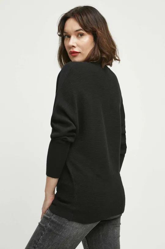 Sweter damski prążkowany kolor czarny <p>Sweter w kolorze zielonym, czarnym, beżowym, czerwonym: 50 % Wiskoza, 26 % Poliamid, 24 % Poliester Sweter w kolorze fioletowym: 47 % Wiskoza, 30 % Poliester, 23 % Poliamid</p>