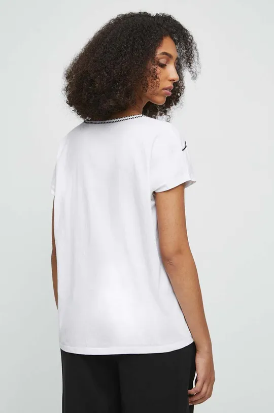T-shirt bawełniany damski z ozdobną aplikacją kolor biały 100 % Bawełna